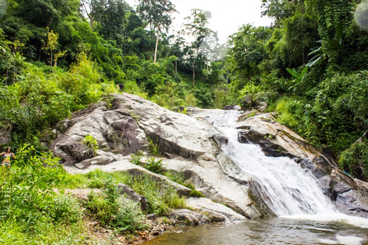 Pai Mo Paeng Waterfall